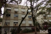 EXCELENTE APARTAMENTO, SEGUNDO ANDAR DE FRENTE, MUITO BEM ILUMINADO E AREJADO, 3 DORMITÓRIOS, SENDO UM COM AR CONDICIONADO, SALA COM DOIS AMBIENTES, BANHEIRO SOCIAL, COZINHA AMPLA TODA AZULEJADA, BANH