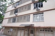 Apartamento muito bem localizado , no coração do bairro Praia de Belas, dois dormitórios, um banheiro, amplo living com dois ambientes,cozinha e varanda com sacada , edificio de frente para a rua , po