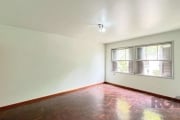 Amplo apartamento de 03 dormitórios,  dependência de empregada completa, cozinha com armários, piso parquet , living  área de serviço, todas peças amplas, em bom estado de conservação, 01 lance de esc