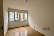 Apartamento de 55m², 1 dormitório, living para 2 ambientes, cozinha com possibilidade de integração, área de serviço separada e 1 banheiro (suíte). Imóvel de frente, com vista definida para copa das á