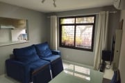 Apartamento semimobiliado de 44m², 1 dormitório, living para dois ambientes, cozinha americana mobiliada, área de serviço e 1 banheiro. Imóvel totalmente reformado, com móveis sob medida na cozinha e 