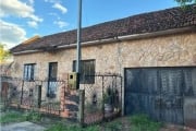 Terreno de 300m² com casas, no bairro Cavalhada, Porto Alegre/RS&lt;BR&gt; &lt;BR&gt;Terreno de 300m² com diversas construções e ótima infraestrutura. Na parte frontal, há uma casa com 2 quartos, banh