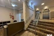 APARTAMENTO 1 DORMITÓRIO NA CORONEL GENUÍNO 206.&lt;BR&gt;&lt;BR&gt;Amplo apartamento de 1 dormitório, em edifício com portaria 24 horas e 2 elevadores.&lt;BR&gt;Divisa de bairros entre Centro Históri