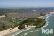 Terreno à venda no renomado condomínio Ilhas Park, uma das melhores localizações do litoral. Este terreno é uma oportunidade única para quem busca construir a casa dos sonhos em um ambiente privilegia