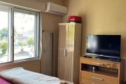 Apartamento com 2 quartos, vaga de garagem, lavabo, no bairro Cristal, Porto Alegre/RS&lt;BR&gt;&lt;BR&gt;Apartamento de 2 dormitórios, com dependência de empregada transformada em escritório com lava