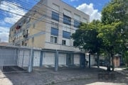 Barbada, amplo apartamento com dois quartos mais dependência de empregada. Segundo andar, apenas um lance de escada. Junto a UFRGS e Hospital de Clínicas. Execelente orientação solar leste/norte. &lt;