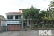 Casa de Alvenaria 5 dormitórios, 450m² na Villa Ipiranga&lt;BR&gt;&lt;BR&gt;Andar nível rua: sala de estar 3 ambientes com grandes aberturas(janela) hall de entrada, lareira, sala de estar, gabinete e