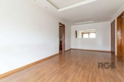 Excelente apartamento ,  todo em laminado, 1 dormitório c/ armários,  living 2 ambientes c/ sanca, sacada, cozinha c/ armários, área de serviço e banheiro social c/ iluminação direta. Edifício c/ gás 