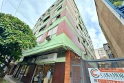 Apartamento de 2 dormitórios, com dependência  de empregada, cozinha, sala e área de serviço, com vaga de garagem coberta, próximo ao tabelionato, farmácias, mercado e restaurantes, com elevador.&lt;B