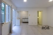 Apartamento JK térreo, no bairro Independência, com 26m² de área privativa, piso cerâmico, cozinha com pia e armário, banheiro social com armário e box de vidro, pequeno pátio com tanque. Condomínio c