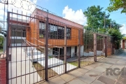 Linda casa com cômodos espaçosos e Pátio em Teresopolis.&lt;BR&gt;&lt;BR&gt;Logo na entrada uma sala ampla com bastante luz solar e lareira, Sala de jantar, cozinha, 03 dormitórios sendo um suíte, var