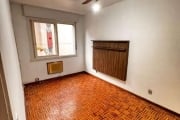 Excelente apartamento de 01 dormitório no Bairro Jardim do Salso com 44,15m2 de área privativa,  todo com parquet tipo taco, living com ventilador de teto e ar condicionado de parede, banheiro social 