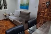 Apartamento Térreo no Bairro Partenon totalmente reformado, com 1 quarto, hidráulica e elétrica novas (110V e 220V). Living de dois ambientes com rebaixo em gesso, banheiro social amplo e área de serv