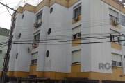 Excelente apartamento reformado, 2 dormitórios, com vaga rotativa garantida, de frente. Dispõe de living dois ambientes, os dormitórios muito arejados e iluminados, cozinha com área de serviço separad