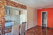 Imóvel reformado com dois dormitórios, semimobiliado.&lt;BR&gt;Cozinha e área de serviço separada.&lt;BR&gt;Sala de estar e jantar.&lt;BR&gt;Banheiro completo e lavabo.&lt;BR&gt;Prédio com elevador e 