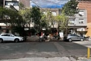 Apto térreo de 02 dormitórios, sala, cozinha, área de serviço fechada, banheiro e duas áreas externas.  &lt;BR&gt;Excelente localização, 50 m da Assis Brasil e do Consulado Americano.&lt;BR&gt;Próximo