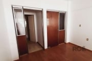 Excelente sala comercial de 46m² com piso laminado e 1 banheiro.