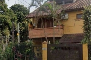 Casa Condominio em Porto Alegre, no bairro Guarujá, com 3 dormitório(s), e 3 banheiros, à venda.