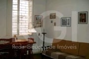 Vende casa em localização privilegiada, tanto  para comércio como  residência.  2 pavimentos, 4 dormitórios, amplo living para 2 ambientes com lareira, gabinete, biblioteca, sacada nos dormitórios, ba