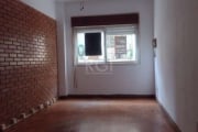 apartamento de 01 dormitório na João Pessoa juntinho UFRGS, com elevador, lateral bem silencioso, ótima orientação solar&lt;BR&gt;, desocupado, piso todo em parquet, sala dois ambientes, o quarto é su