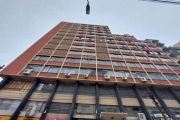 Vende apartamento de dois dormitórios, peças amplas, 95,7m² privativos, frente à fundos, sendo sala para Cel. Vicente, 01 banheiro com banheira, área de serviço. Condomínio conta com portaria 24h, zel