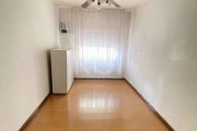 Amplo apartamento térreo no Bairro Vila Ipiranga; 01  quarto com ar condicionado e ventilador de teto, sala com ar condicionado e ventilador de teto, cozinha com armários e área de serviço. &lt;BR&gt;