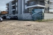 Apartamento com 2 dormitórios, sendo 1 suíte, banheiro social , cozinha, churrasqueira, sacada e área de serviço. O empreendimento tem quatro pavimentos, sendo um subsolo, com um total de quinze apart