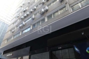 Sala comercial bem localizada no Centro, excelente de sol, andar alto,semi mobiliada, banheiro.&lt;BR&gt;Agende já sua visita!&lt;BR&gt;&lt;BR&gt;Aluguel R$1.100,00 + taxas de aproximadamente R$410,00