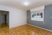 Apartamento com 3 dormitórios, amplo, possui lavabo, sala com split, cozinha com pia em granito, despensa,  banheiro auxiliar, lavanderia, quarto 1 possui split e roupeiro sob medida, quarto 2 possui 