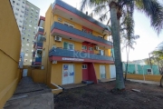 Apartamento no bairro Glória, com aproximadamente 70m² de área privativa,  02 dormitórios, living com acesso ao pátio lateral, cozinha com armários, área de serviço separada com tanque, banheiro socia