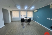 Sala comercial com 47m2, 1 vaga de garagem, banheiro, recepção, portaria, laminado, ar condicionado, bem iluminada, pronta para seu negócio