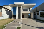 Casa de alto padrão em condomínio fechado, semi mobiliada.