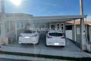 Casa à venda no Condomínio Vila Real com 2 dormitórios, 3 vagas de garagem e quintal. Quintais do I