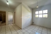 Apartamento próximo a UNESP, com 02 dormitórios, banheiro reformado e vaga de garagem.