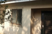 Excelente terreno no bairro Belém Novo, com uma casa em cima que precisa de reformas. A residência tem 2 quartos, sala, cozinha e banheiro .Agende sua visita e venha conferir!