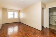 Apartamento localizado no bairro Vila Ipiranga, com 57m². Imóvel com 01 dormitório, sala, cozinha, banheiro, área de serviço, churrasqueira e pisos em parquet. Imóvel com posição solar privilegiada. C