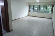 Confira esta excelente sala comercial no bairro Praia de Belas, junto ao Foro. No segundo andar, de frente, o acabamento inclui piso frio, aberturas em alumínio e splits. Para segurança e conforto pos