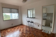 apartamento de 1 dormitório na Tristeza, a poucos metros da Wenceslau Escobar. Possui 46m² privativos, living amplo com vista, cozinha com móveis sob medida, banheiro social e 01 dormitório com bom ta