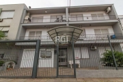 Apartamento de 2 dormitórios de frente com sacada em um dos quartos, sala, cozinha espaçosa, dependência completa, banheiro social, todo reformado inclusive elétrica e hidráulica, ventilado e iluminad