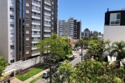 Cobertura 2 dormitórios no bairro Menino Deus, com uma localização excelente dentro do bairro.  Apartamento com living 2 ambientes com sacada, banheiro social, 2 dormitórios sendo 1 suíte, cozinha, ár