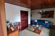 Cobertura ampla à venda, 3 dormitórios no bairro Jardim Lindóia, living com 2 ambientes, sala de jantar, sacada, cozinha e área de serviço, hall de entrada, banheiro social, 1 suíte, água quente e fri