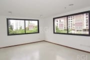 Excelente sala comercial no bairro Higienópolis, próxima ao Zaffari Higienópolis, com box privativo e ar.&lt;BR&gt;Prédio com portaria 24 hs e elevador.