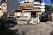 Casa comercial e residencial no bairro Petrópolis, em frente ao restaurante Barranco, possui 2 dormitórios, 2 lavabos, grande sala com lareira para 3 ambientes, cozinha, banheiro auxiliar, 2 vagas par