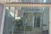 CASA RESIDENCIAL ou COMERCIAL - com dois pavimentos, 4 salas, ótima para consultório dentário  ou  escritório. Terraço com churrasqueira, ótima vista. Tem 1 vaga de garagem.&lt;BR&gt;Precisa de reform