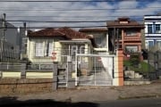 Casa totalmente reformada. Cinco banheiros novos, 3 suítes, cozinha  com armários, sala nova com lareira. Toda rede de água e esgoto nova. Eletricidade trifásica,  toda a fiação e disjuntores novos. D