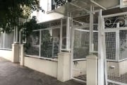 Apartamento com 47m² área privativa, totalmente reformado, 1 dormitório com o ar-condicionado, sala para dois ambientes com espera para split, cozinha integrada com churrasqueira. Amplo, ensolarado, a