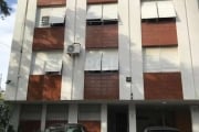 Vende-se apartamento desocupado, 1 dormitório amplo, living em 2 ambientes, ensolarado, banho social, copa e cozinha, área de serviço independente e permanecem todos os móveis fixos. Prédio com fachad