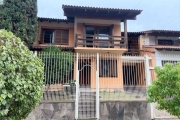 Casa com 4 dormitórios no Jardim Lindóia. Na parte inferior, lavabo, escritório para home office, living amplo com lareira, copa cozinha com móveis planejados e sala de jantar. Na parte superior, 4 do