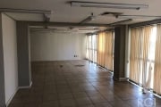 Sala no bairro Centro. Na rua Chaves Barcelos com 47m² metros quadrados de área  privativa cada sala,  ensolarada, com fácil acesso.&lt;BR&gt;&lt;BR&gt;Esta sala pode ser vendida separada pelo valor d