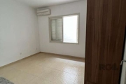 Vende-se casa com 4 dormitórios, todos com ar condicionado Split.&lt;BR&gt;Imóvel com ótimo estado de conservação, com 2 banheiros, cozinha, com pátio na frente e nos fundos, gradeado, com vaga de gar